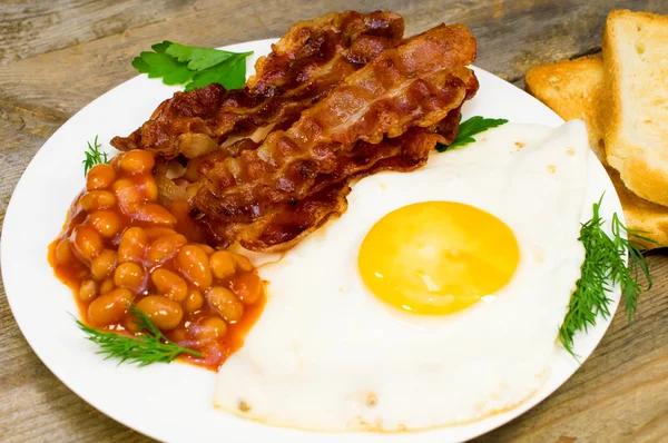 Uova fritte con pancetta e fagioli — Foto Stock