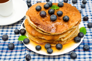 çilek ve çay ile Pancakes