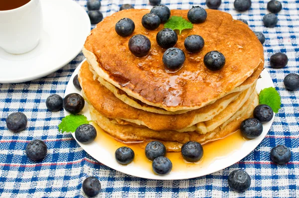 Pancakes with berries and tea — Stock Photo, Image