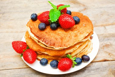 taze çilek ile Pancakes