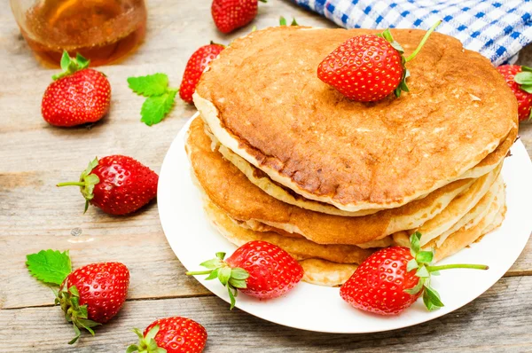 Pfannkuchen mit frischen Beeren und Honig — Stockfoto