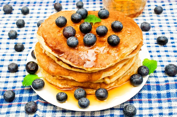 Pfannkuchen mit Beeren — Stockfoto