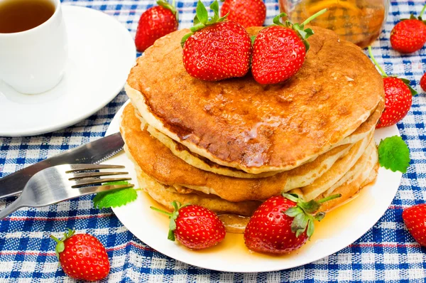 Tortitas con fresas y té — Foto de Stock