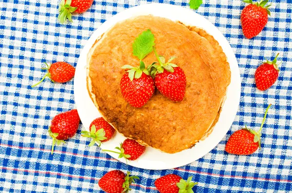 Pandekager med jordbær - Stock-foto