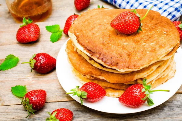 Pfannkuchen mit Erdbeeren — Stockfoto