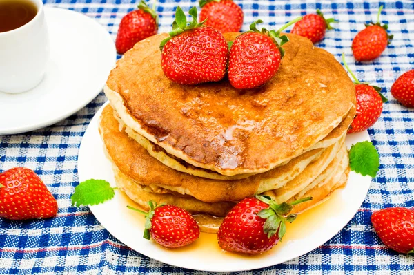 Panquecas com morangos e chá — Fotografia de Stock