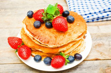 taze çilek ile Pancakes