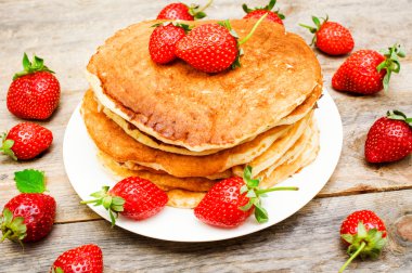taze çilek ile Pancakes