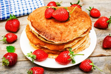 taze çilek ile Pancakes