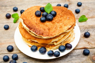 Taze vahşi berry ile krep