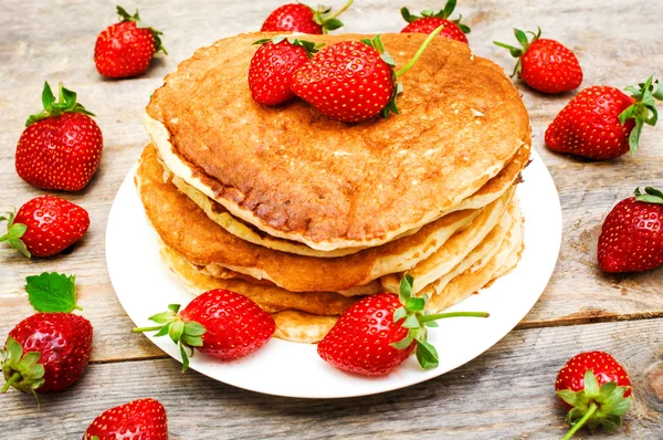 Pfannkuchen mit frischen Beeren — Stockfoto