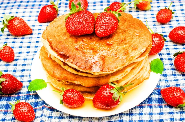 Pfannkuchen mit frischen Beeren — Stockfoto