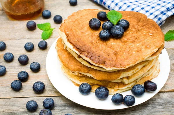 Pfannkuchen mit frischen Waldbeeren — Stockfoto