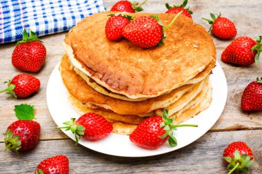 taze çilek ile Pancakes