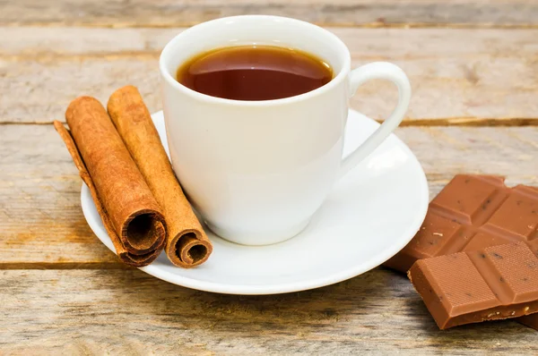 Tazza di tè con cioccolato e cannella — Foto Stock