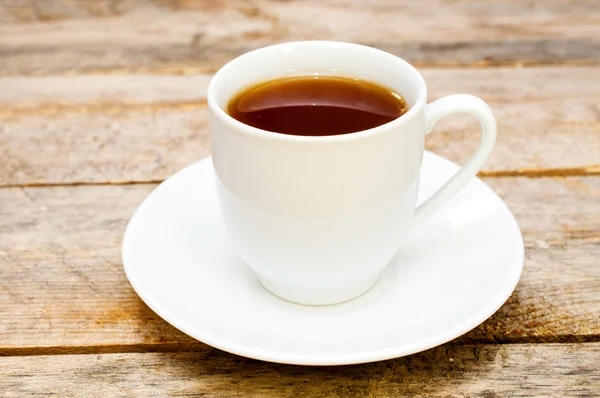 Tasse Tee auf einem Holztisch — Stockfoto