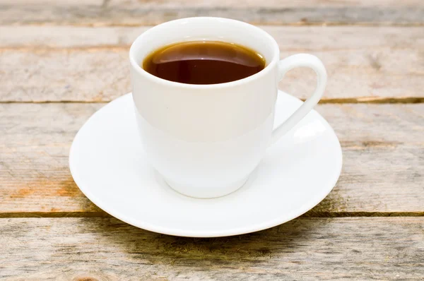 Taza de té en una mesa de madera — Foto de Stock