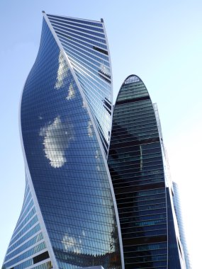 Mavi gökyüzü arka plan üzerinde gökdelenler