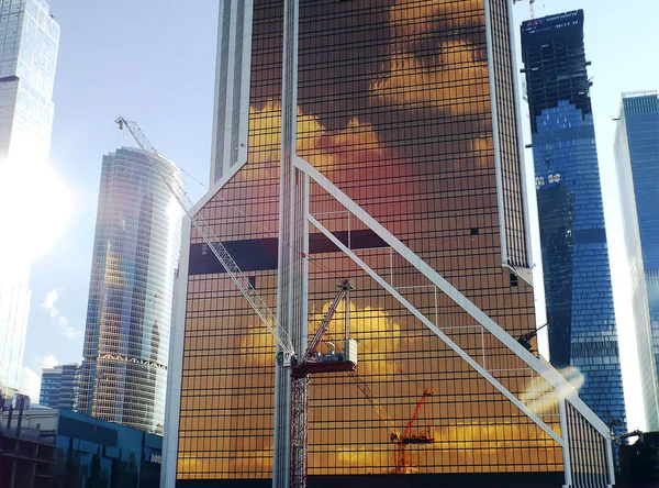 Grattacielo in costruzione con gru — Foto Stock