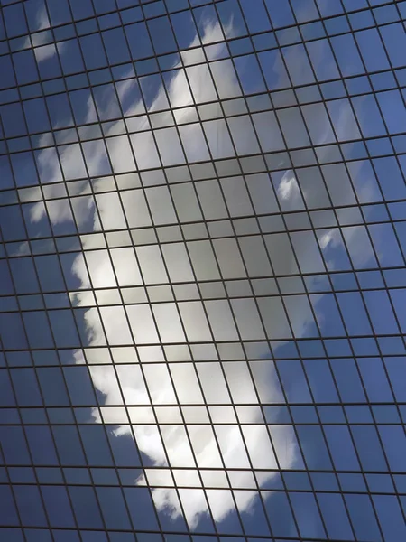 Cielo blu con nuvole sul vetro — Foto Stock