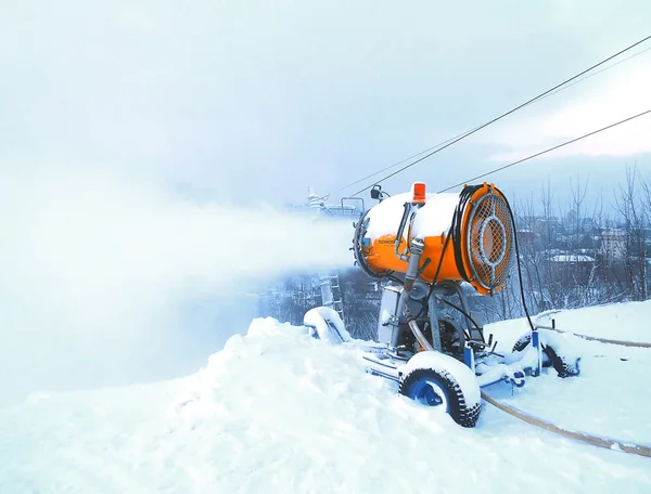 Cannone da neve in montagna — Foto Stock