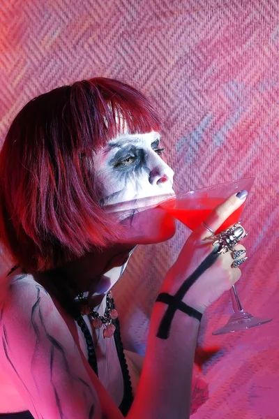 Chica vampiro con vaso de bebida de sangre roja — Foto de Stock