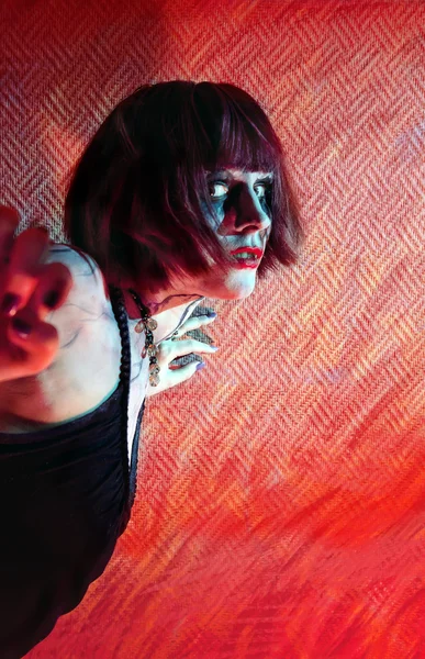 Zombie girl i dörröppningen väggen på en röd — Stockfoto