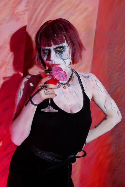Vampire fille avec verre de boisson de sang rouge — Photo