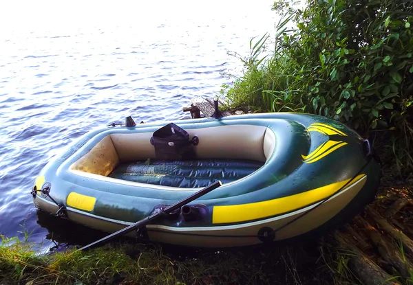 Karet karet perahu inflatable di sungai Stok Foto