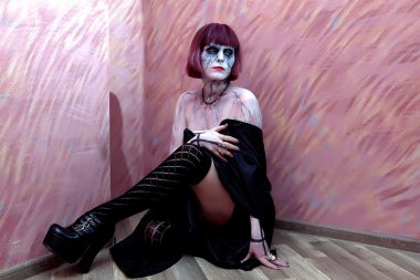 Vampir kız poz çıplak omuz ile