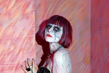 Vampir kız poz çıplak omuz ile