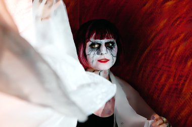 Vampir kız bir duman kırmızıya