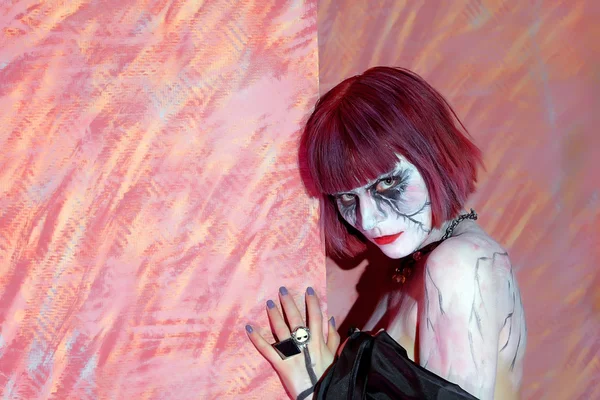 Vampyr flicka på en röd bakgrund — Stockfoto