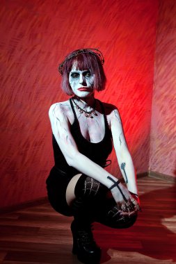 başında dikenli taç yüzü boyalı kız