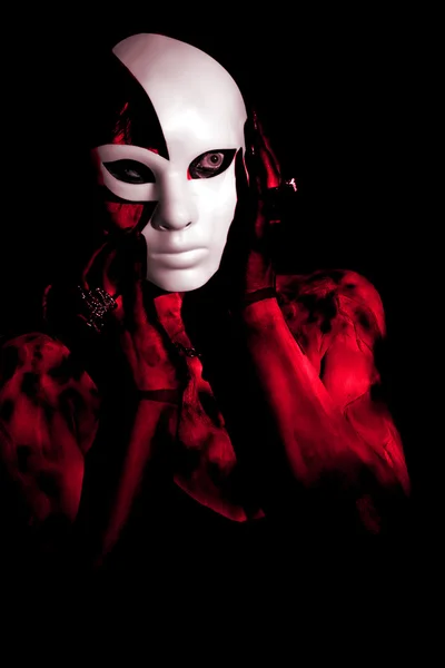 Flicka med vita carnival mask på svart bakgrund — Stockfoto