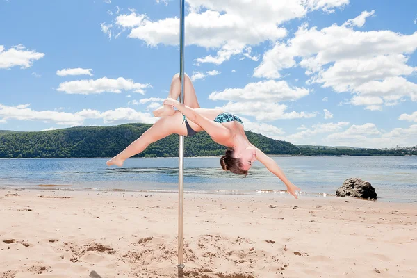 Dziewczyna w stroju kąpielowym na biegun dla poledance — Zdjęcie stockowe