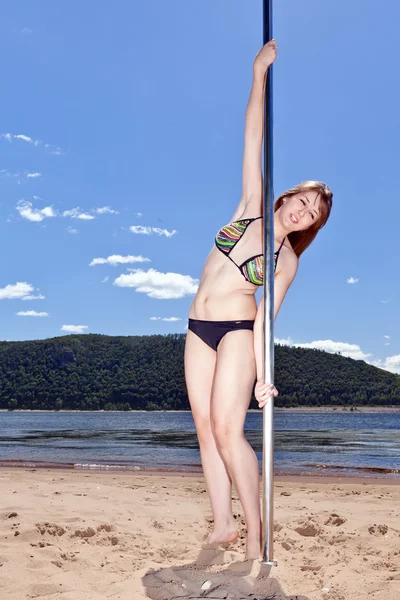 Yaz sahilde dans pole kızla