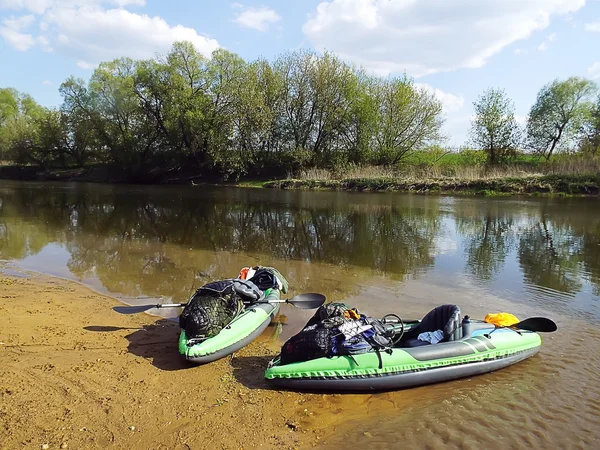 Deux kayaks gonflables verts avec équipement sur la rivière en été Image En Vente