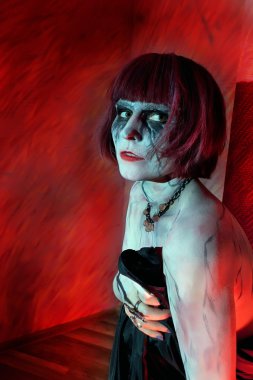 Vampir kız kameraya bakarak poz