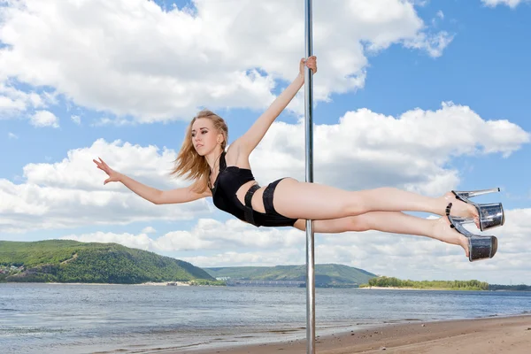 Danseuse sur fond de pylône de ciel bleu et rivière — Photo