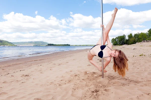 Chica bailando en el pilón en la playa de verano — Foto de Stock