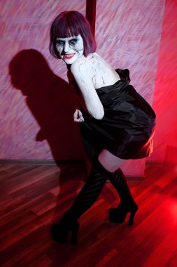 zombi kız şeytani sırıtarak bırakır