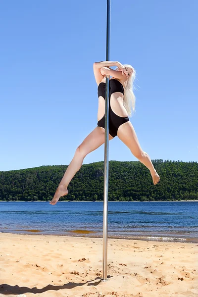 Sarışın dansçı kutup yaz sahilde dans — Stok fotoğraf