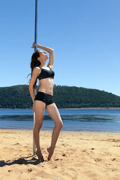 Brunette posing in bathing suit on summer beach — Stock Photo, Image