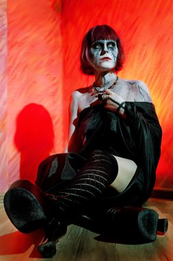 zombi katta oturan güzel kız