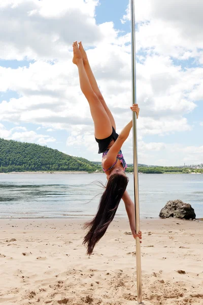 Wydajność program akrobatycznych brunetka na biegun dla poledance — Zdjęcie stockowe