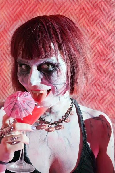 Alegre chica zombie con vaso de bebida roja —  Fotos de Stock