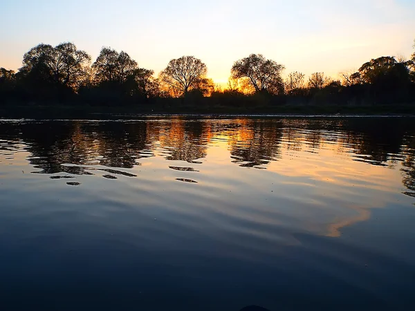 Calmando el paisaje del río durante el atardecer —  Fotos de Stock