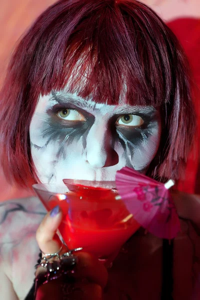 Chica con maquillaje zombies sangriento cóctel bebida de vidrio —  Fotos de Stock