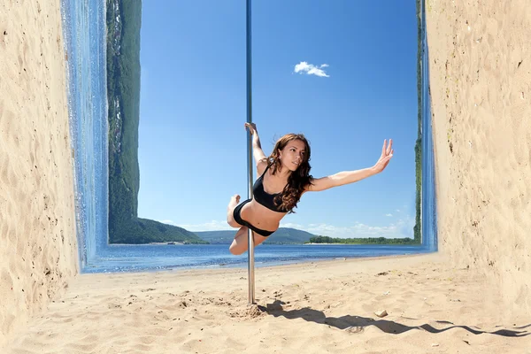 Morena en poste para bailar collage en marco de río y playa de arena contra cielo azul —  Fotos de Stock